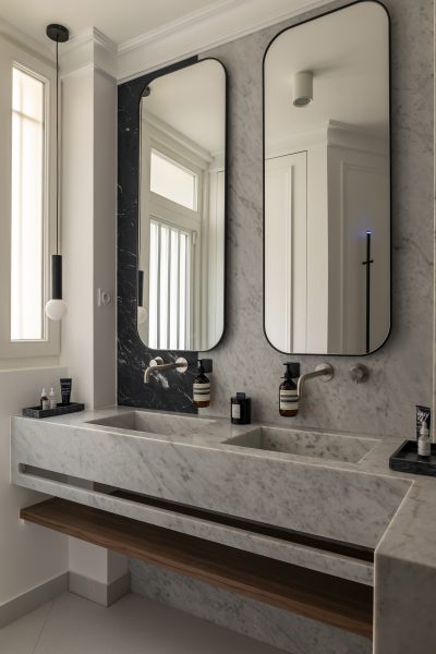 Salle de bain en marbre de Carrare sur-mesure après rénovation Séverine par Ameo Concept à Paris