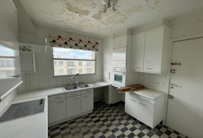 Cuisine dégradée d'un appartement avenue Henri Martin à Paris 16ᵉ avant rénovation par Ameo Concept