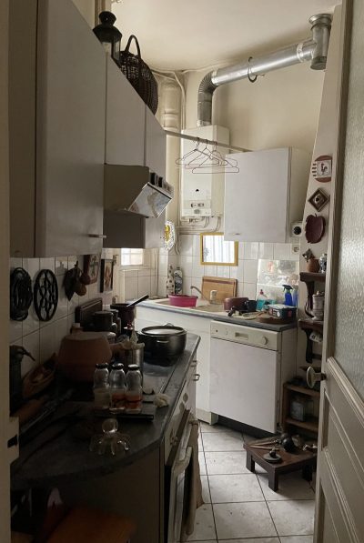Cuisine vétuste d'un appartement parisien avant rénovation Séverine par Ameo Concept