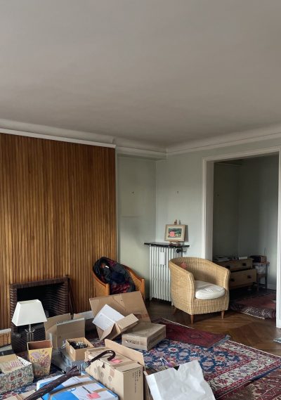 Salon d'un appartement rue Charles Fillion à Paris 17ᵉ avec lambris et moquette avant rénovation par Ameo Concept