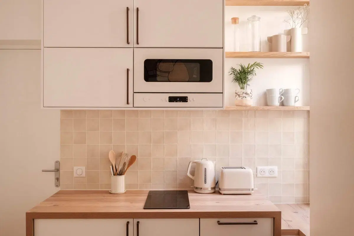 Aménagement d’un T1 optimisé à Paris avec sur-mesure – projet Ameo Concept Cuisine ouverte et rangements sur-mesure dans un petit appartement parisien aménagé par Ameo Concept, architecte d'intérieur maître d'œuvre