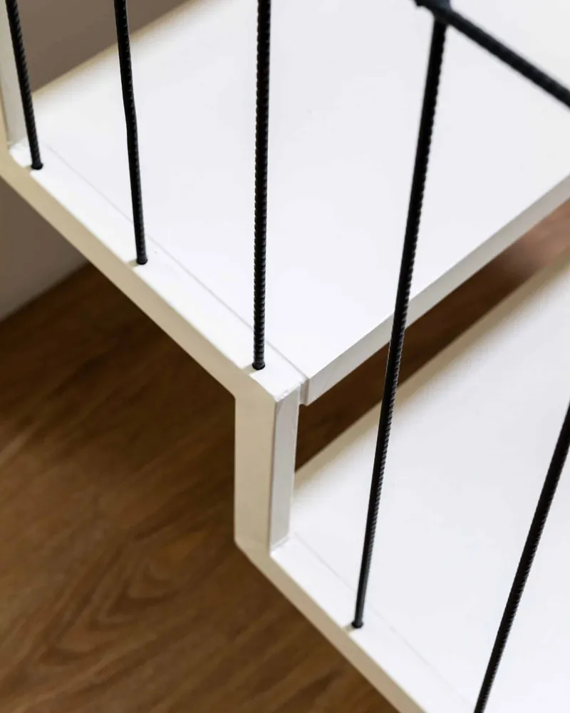 Escalier en acier blanc et garde-corps en fers à béton noirs, maison du XIXe siècle rénovée à Rosny-sous-Bois, projet Cavaré par Ameo Concept