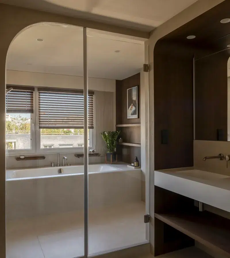 Salle de bains avec baignoire et paroi vitrée, appartement de 90 m², projet Jules Ferry